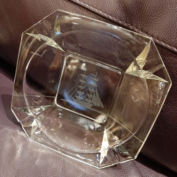 Vintage etched glass ashtray - Picture 10 of 11
